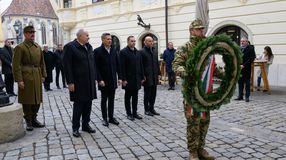 Koszorúzásokkal vette kezdetét a hűség napi programsorozat