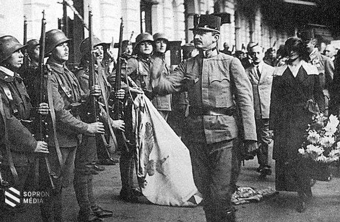 IV. Károly a győri vasútállomáson a második visszatérési kísérlet idején 