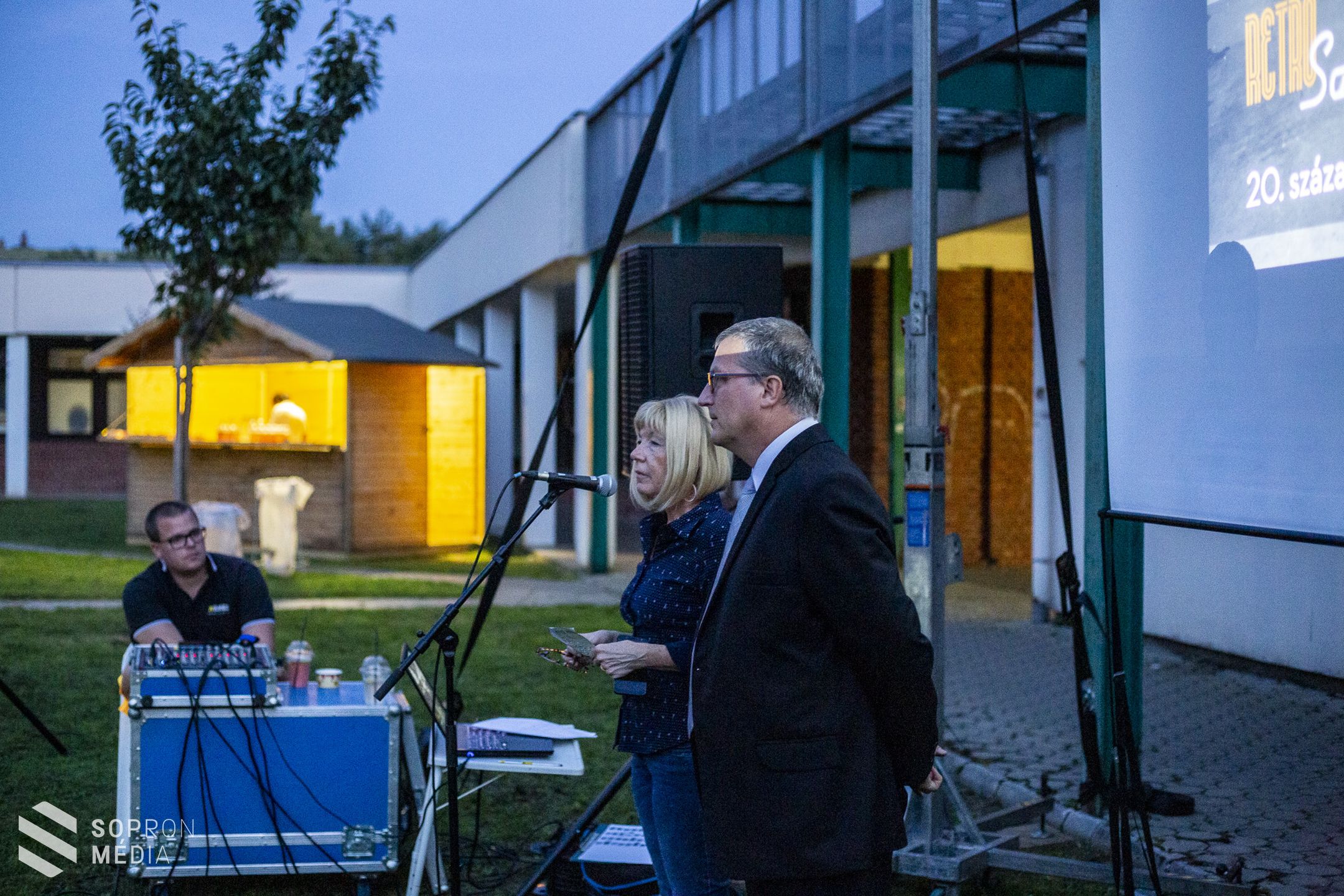 RETRO-Sopron – Megtelt a szolgáltatóház udvara péntek este a Jerevánon