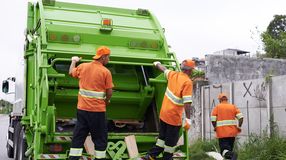 Súlyosan megsérült egy hulladékszállító autót kezelő alkalmazott