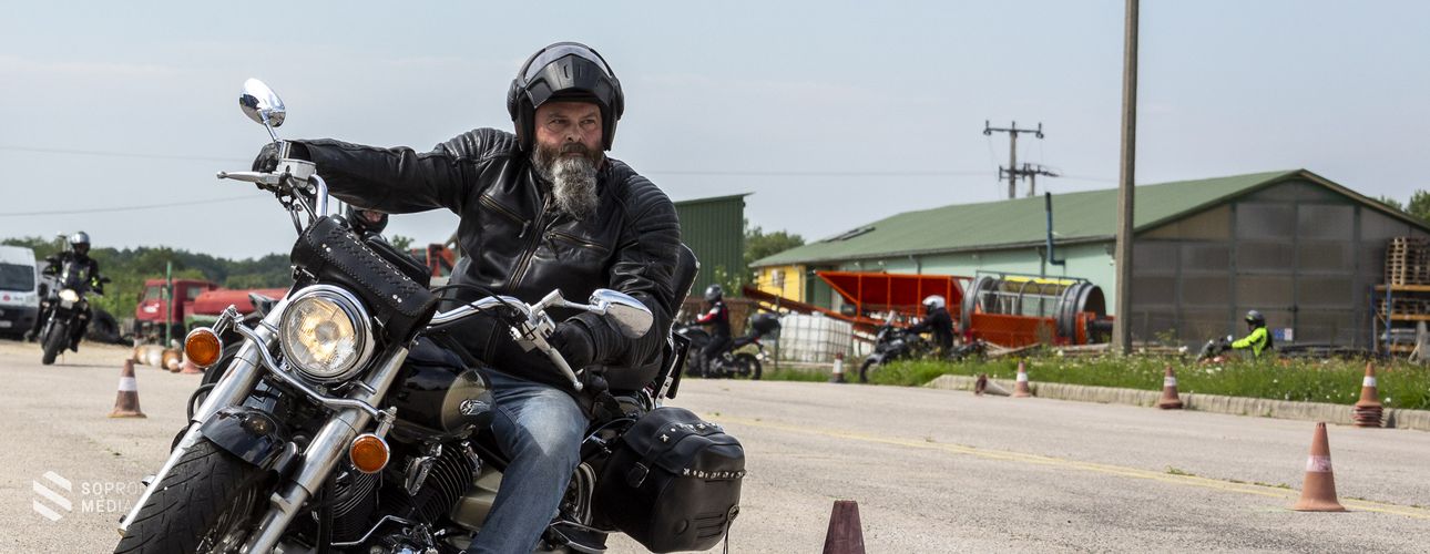 Biztonságosan közlekedni motoron – vezetéstechnikai képzést tartottak Sopronban