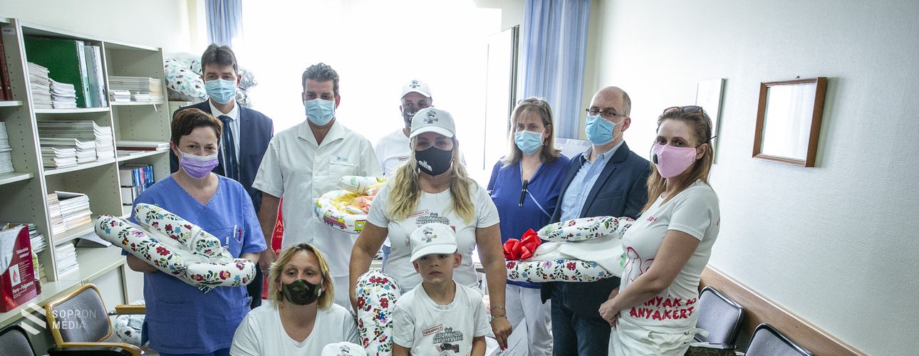 Babafészek csomagokat adományoztak a Soproni Gyógyközpontnak