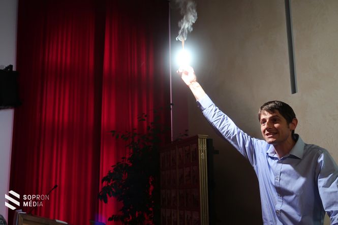 Raffai Balázs itt a háromkirályokat vezető betlehemi csillag ragyogását idézte meg
