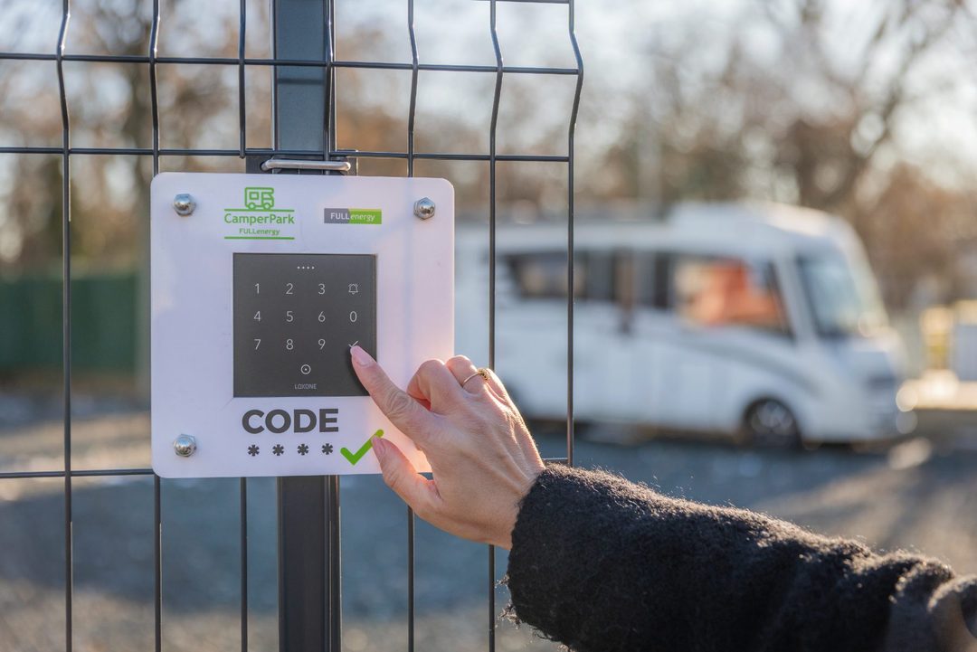 Loxone kódpanel a FullEnergy Camper Park bejáratánál