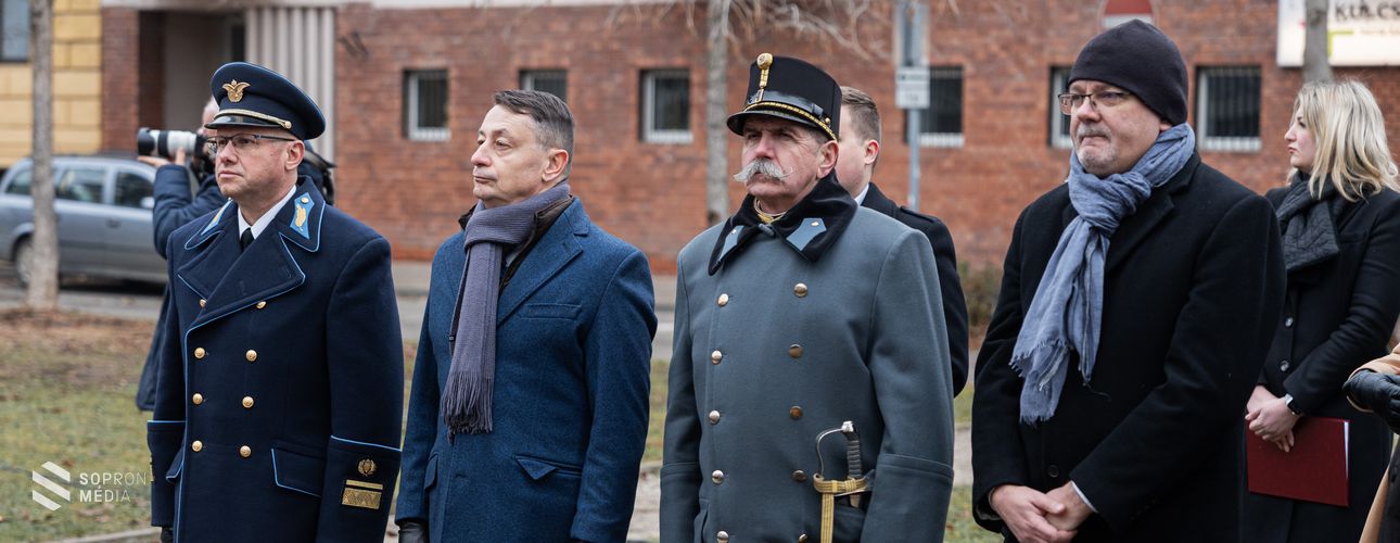 A limanowai csatára emlékeztek a Deák téren