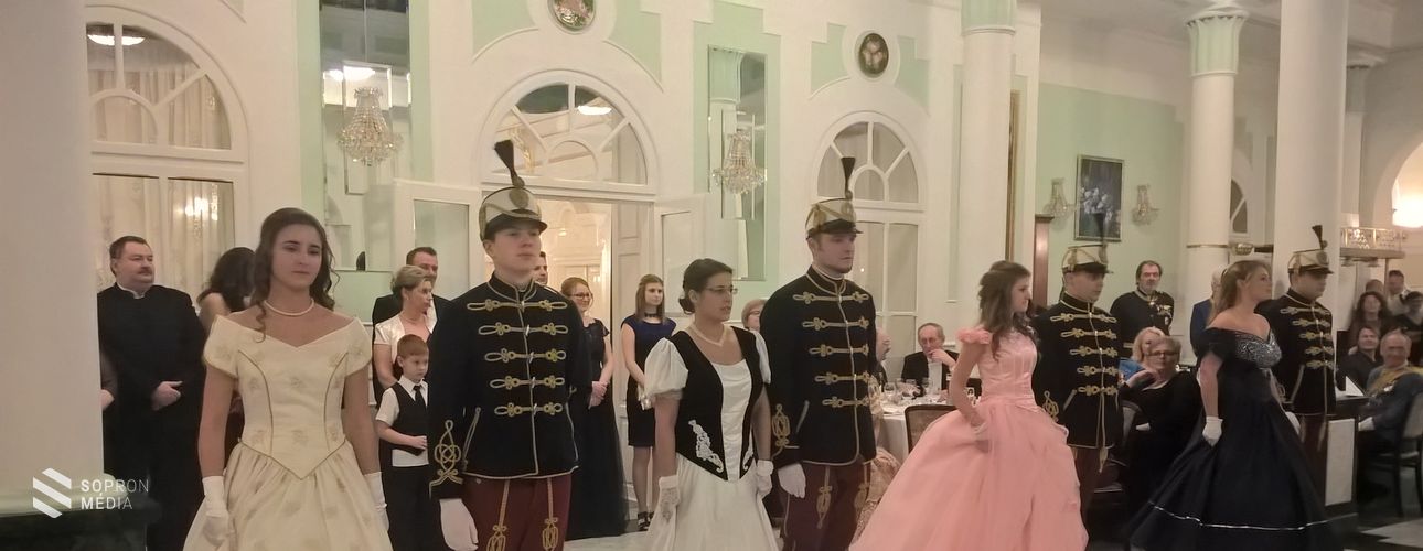 Szombat esti időutazás - Soproni Huszárbál 2018 