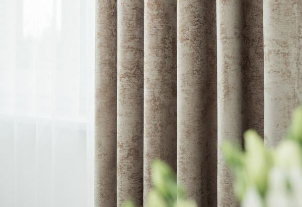 MÄKKOSŤ, HEBKOSŤ A ELEGANCIA NEVYLUČUJÚ CHARAKTER