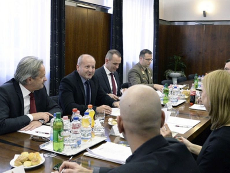 A honvédelmi törvény módosításáról egyeztettek a pártok a Honvédelmi Minisztériumban