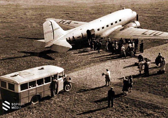 A Maszovlet egyik Liszunov Li-2 típusú gépe. Az 1940-es évek végén még csak belföldre repültek menetrend szerinti járatok   