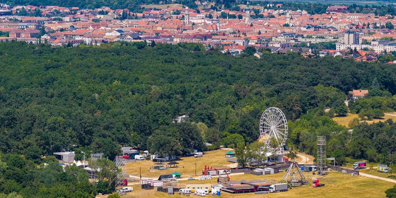 SopronFest: egyre látványosabb a Lővér Kemping, három nap múlva érkeznek az arénasztárok a városba
