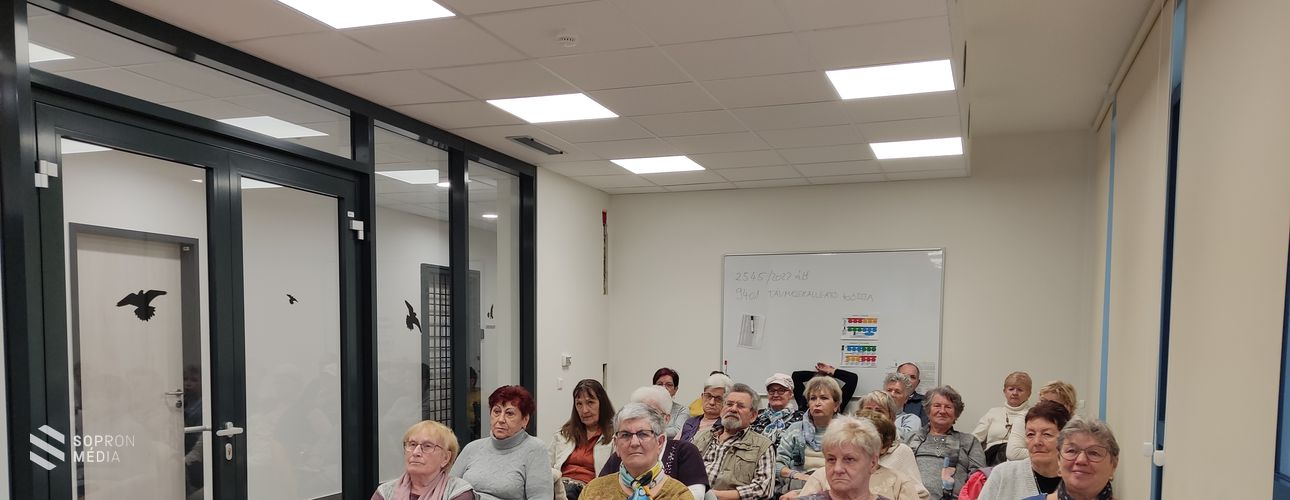 A Lővér Vasutas Nyugdíjas Klub tagjait vértezték fel az unokázós csalókkal szemben