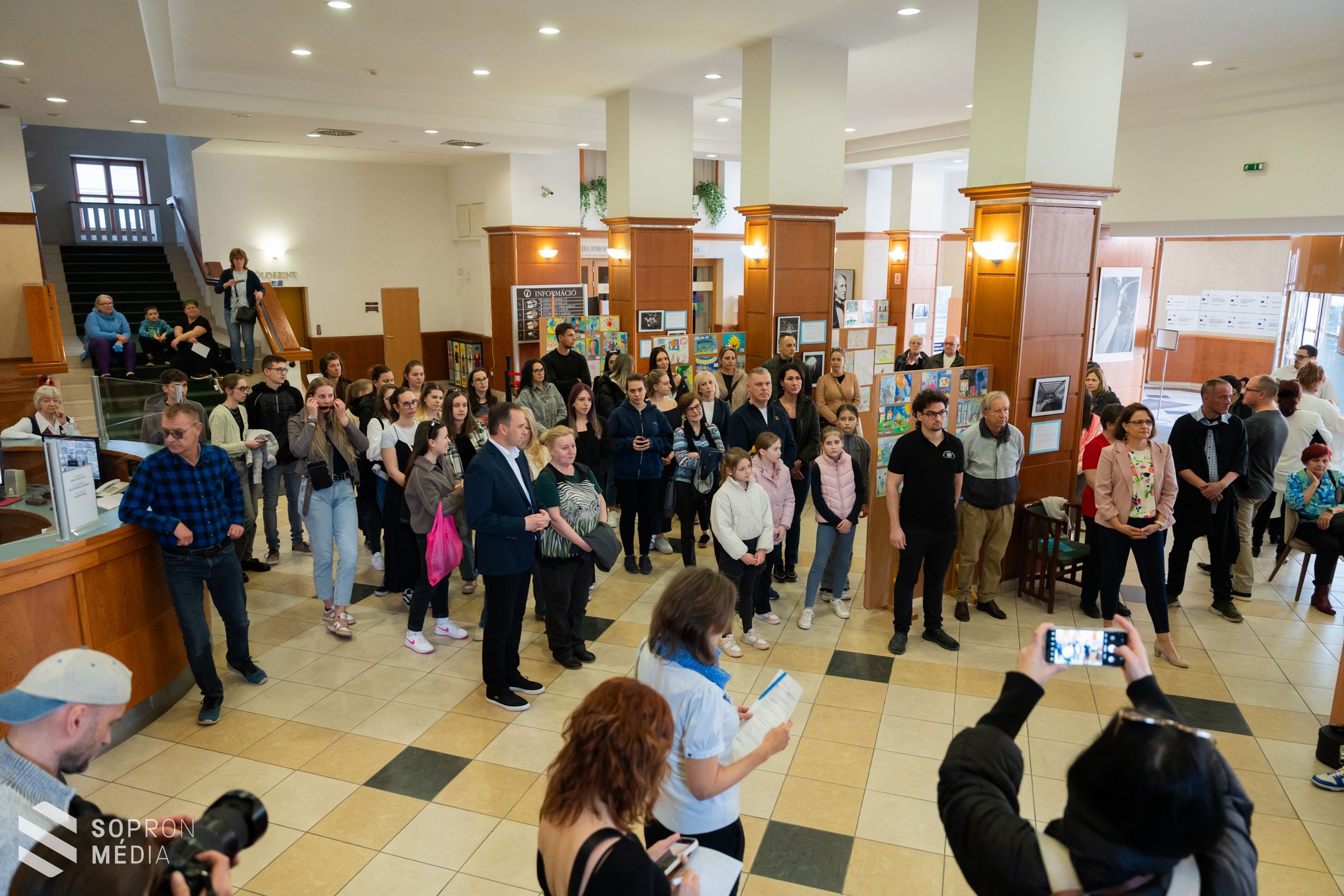 Összevont kiállítással kezdődött meg az autizmus világnapi programsorozat