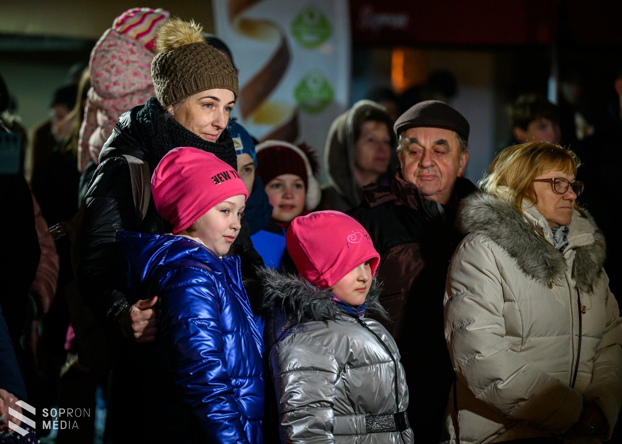 Fellobant a szeretet lángja a Fő téren
