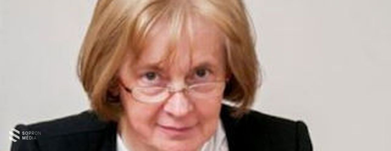 Magyar Ezüst Érdemkeresztet vehetett át Kovácsné Pócza Ágnes Anna, a Höveji Csipke Egyesület alapítója és elnöke