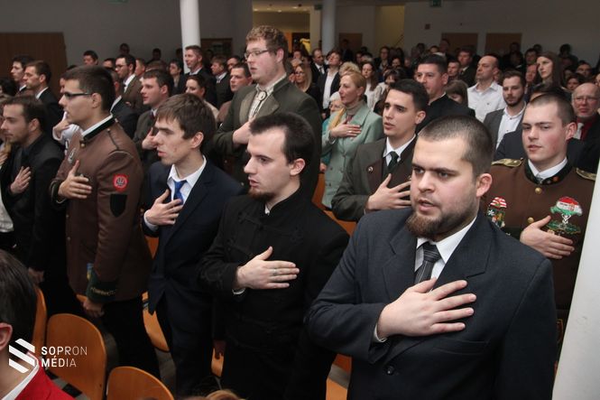 A Nyugat-Magyarországi Egyetem erdőmérnöki karán, az erdőmérnöki, vadgazda-, természetvédelmi-, környezetvédelmi mérnöki, környezettudós, és vadgazdálkodási szakmérnöki szakokon a keresztféléves képzés elvégeztével január közepén hatvanan kapták meg diplomájukat.