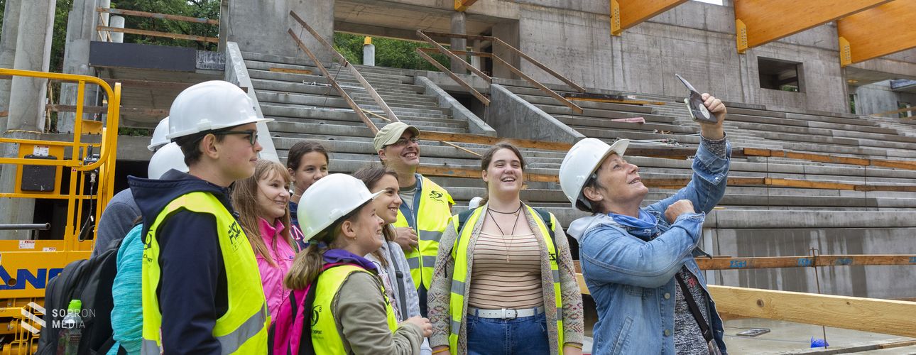 Az épülő uszodát látogatták meg a táborozó gyerekek