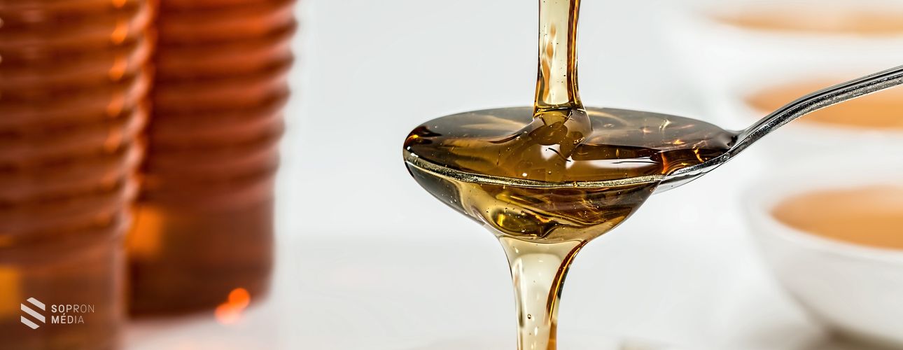 Soha ne adjunk mézet egy évesnél fiatalabb csecsemőnek

