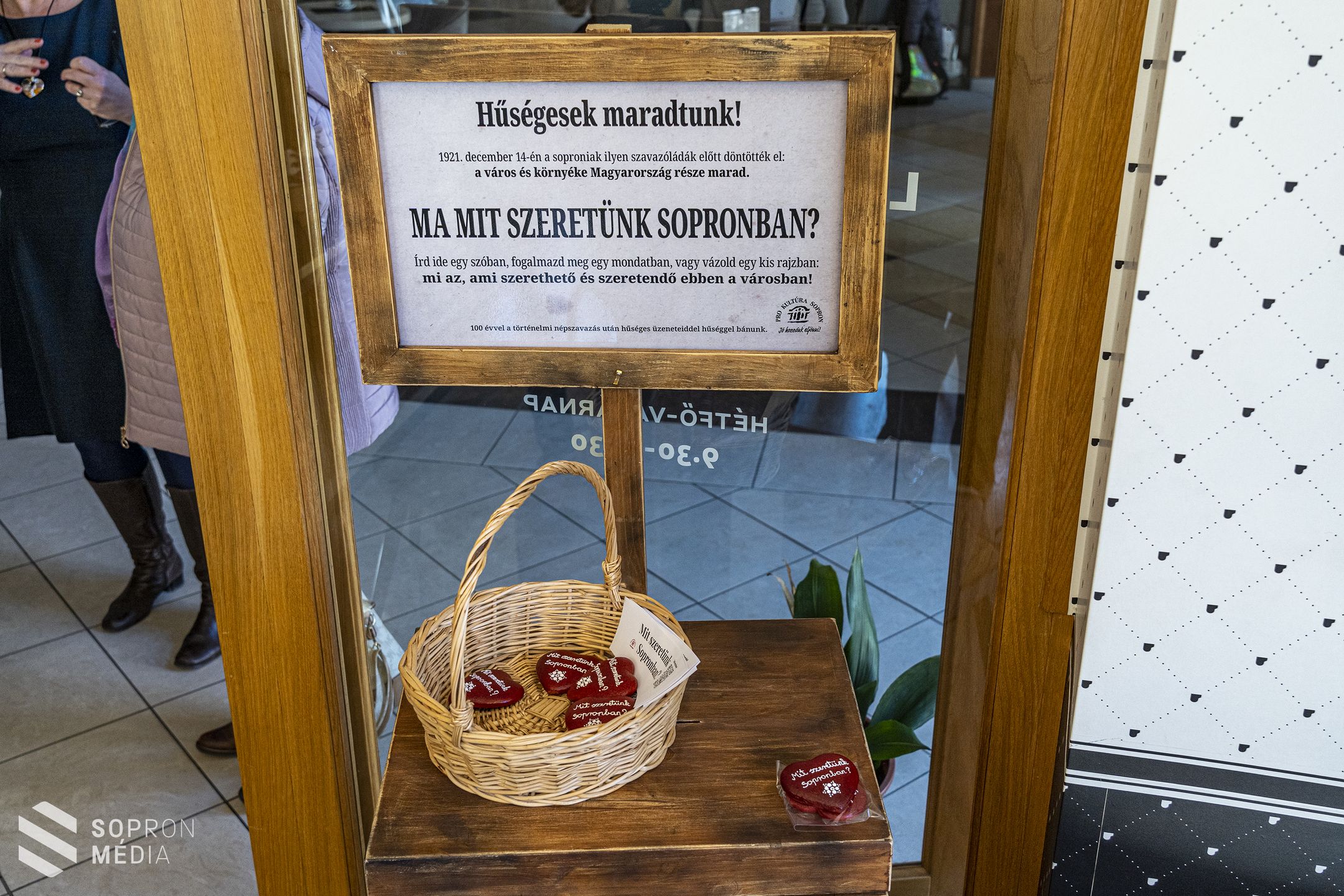 Mézeskalács szívek kerülnek az ablakokba városszerte