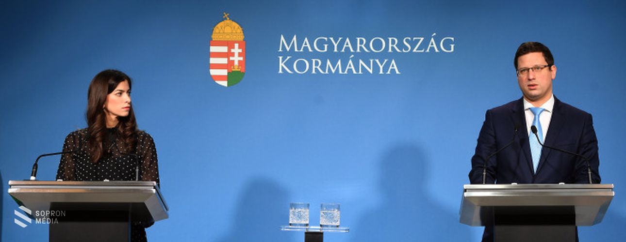 Megszűnt a veszélyhelyzet, eltörlik a vásárlási idősávokat, a maszkhasználat azonban marad