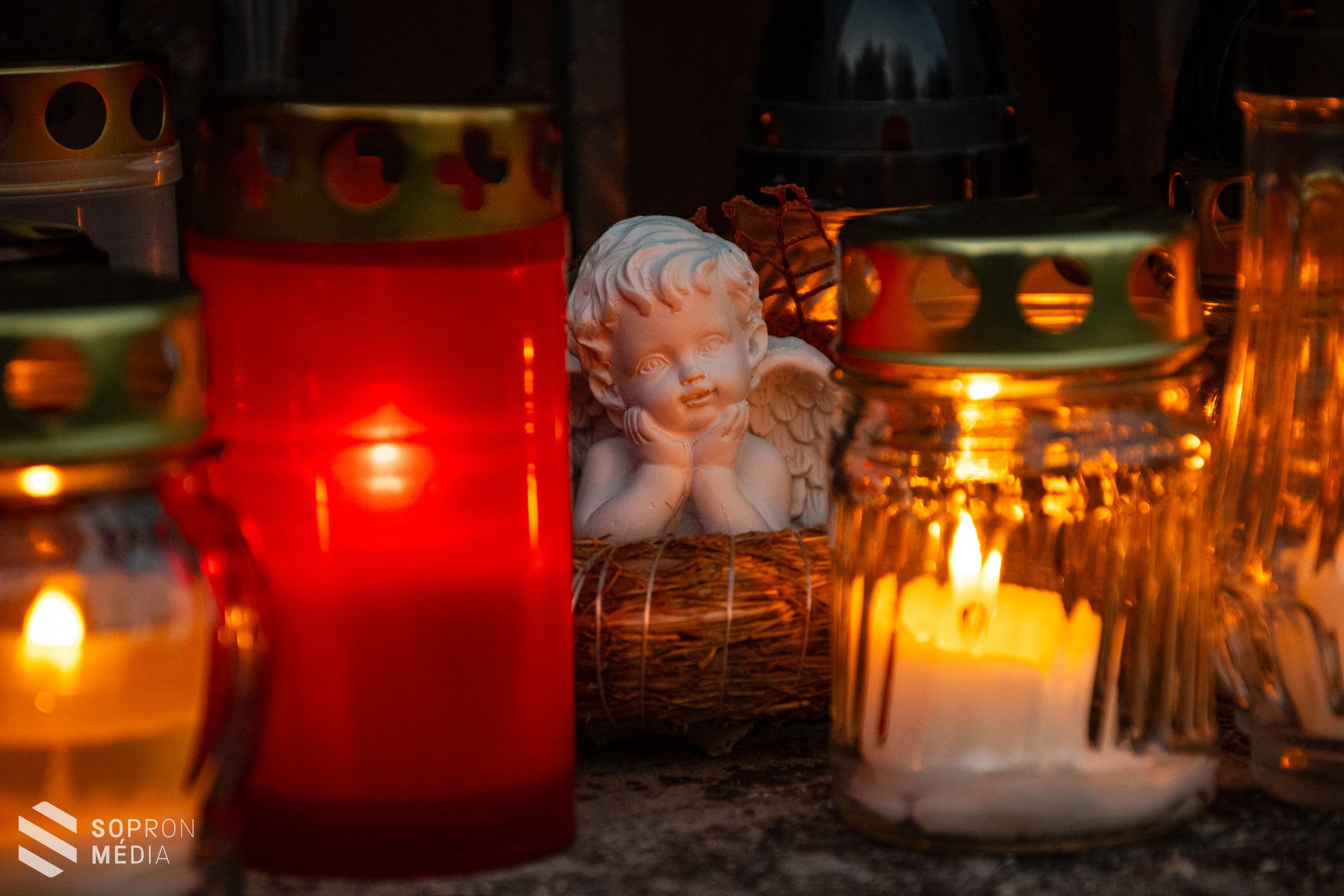 A hétvégén a csend és a fény tölti meg a soproni temetőket