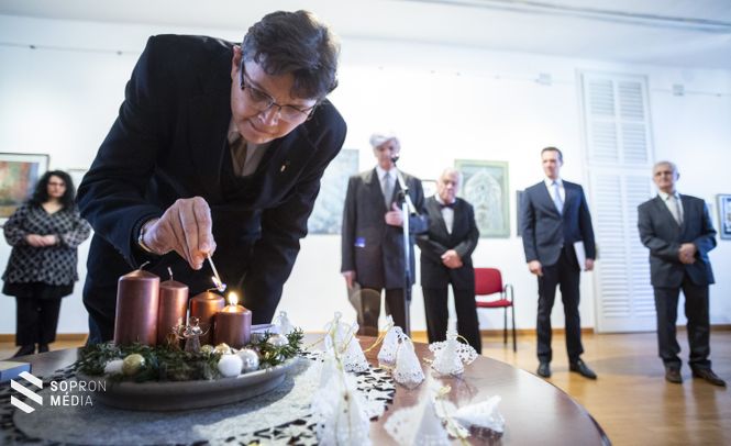 Dr. Ifj. Sarkady Sándor édesapjára emlékezik és meggyújtja az adventi koszorún a második gyertyát
