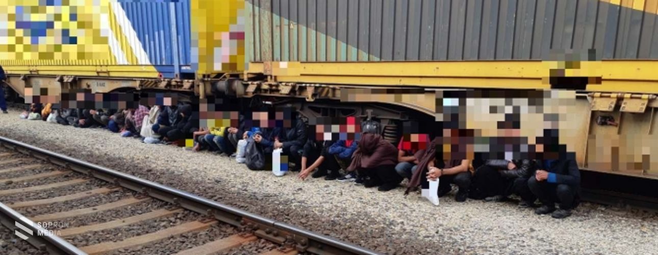 Tehervagonban találták meg az illegális migránsokat Sopronban