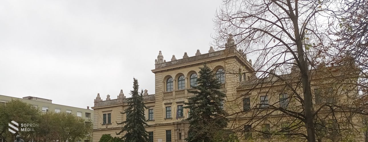 Miről mesélnek a Deák téri iskola évszázados falai?