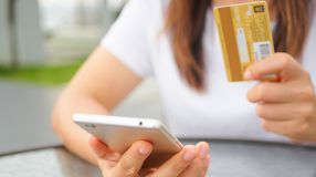 Bővülő piacot jelentenek a középiskolások a bankoknak