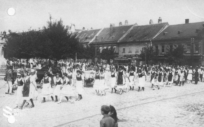 Az elszakítás ellen tüntető soproniak és Sopron megyei lakosok. Magyar ruhás lányok és asszonyok menete a Várkerületen. (1921. augusztus 29.) (Foto: Schäffer Ármin)
