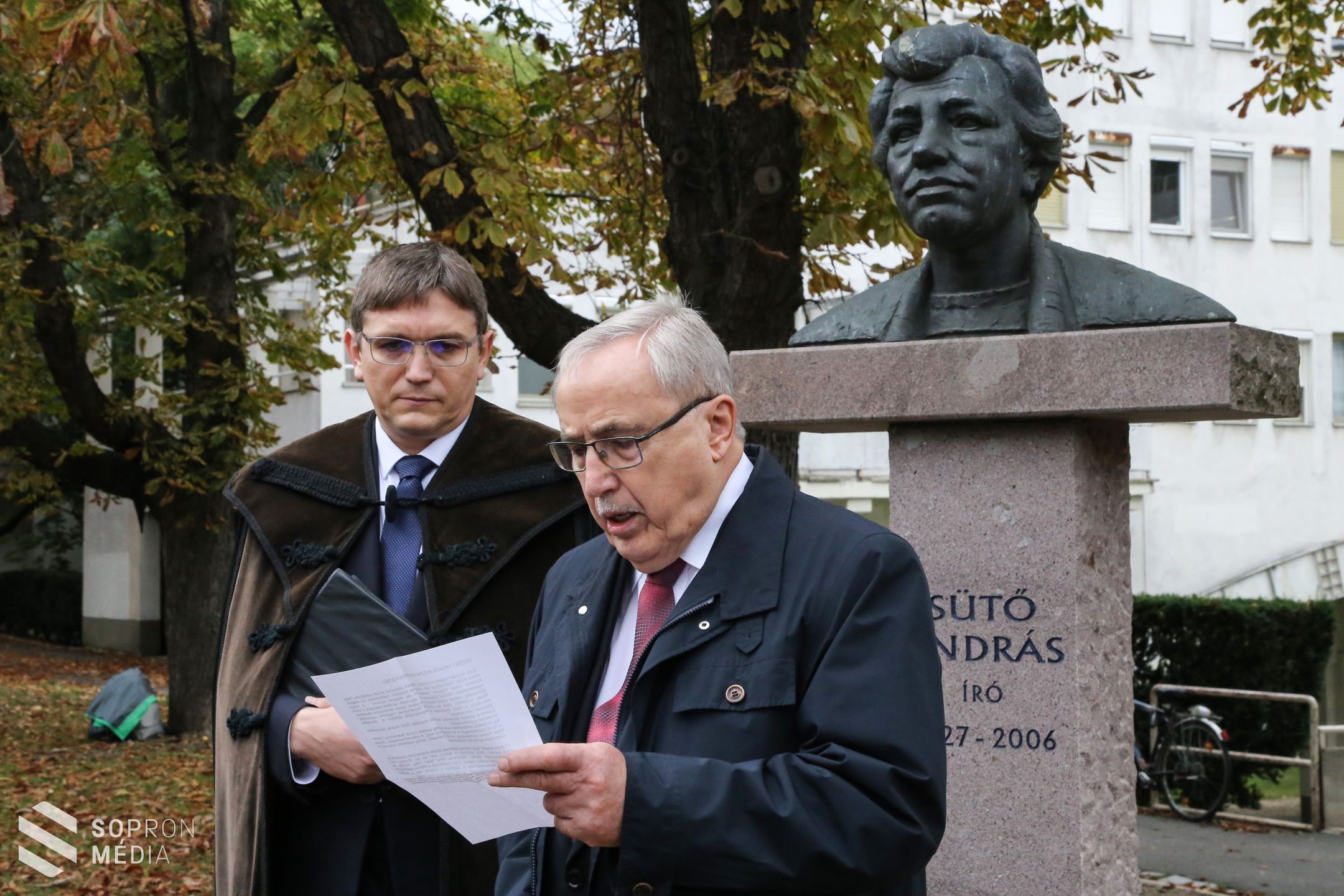Koszorúzással emlékeztek meg Sütő Andrásról