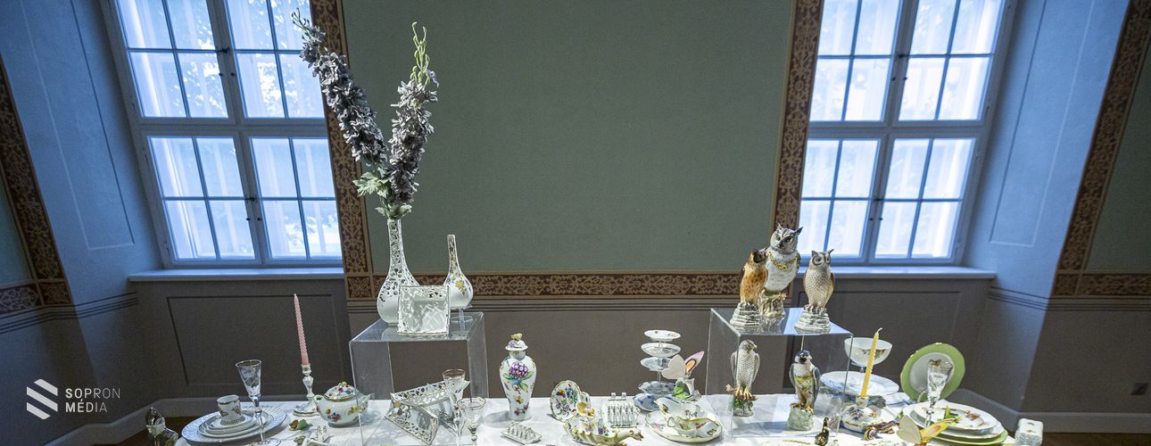 Porcelánkiállítás a fertődi Esterházy-kastélyban