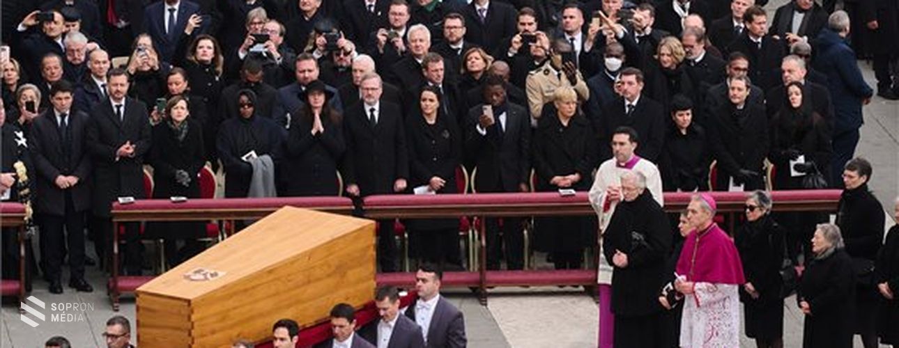 XVI. Benedek temetése - Pápának kijáró ceremóniával vettek végső búcsút a volt egyházfőtől