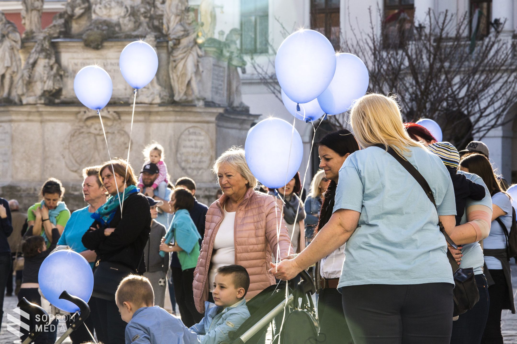 Autizmus világnapja - Kékbe öltözött a Tűztorony