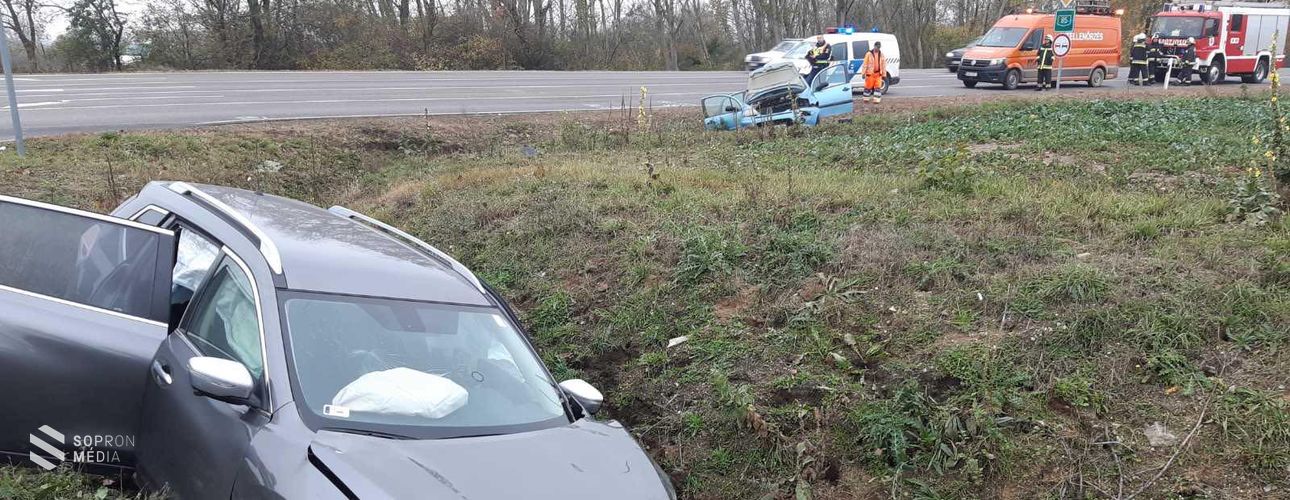Két személyautó ütközött össze Pereszteg és Fertőszentmiklós között 