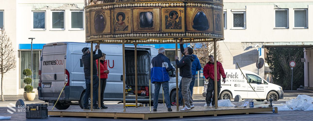 Sopronba is megérkezett a Szent Korona installáció  