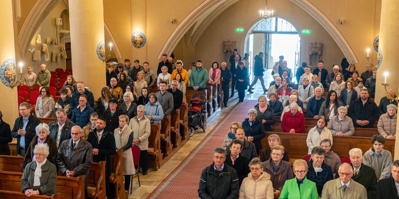 Dr. Veres András megyéspüspök celebrálta húsvéthétfőn a szentmisét Sopronban