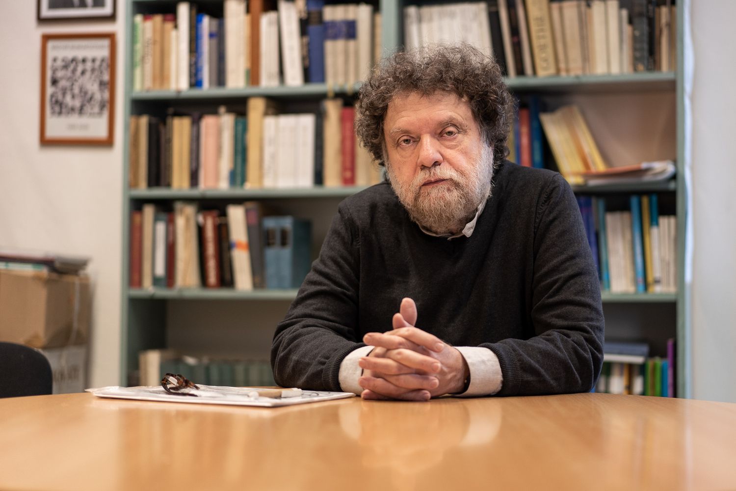 Lehet-e 1600 oldalas regényt tanítani?- Interjú Arató Lászlóval