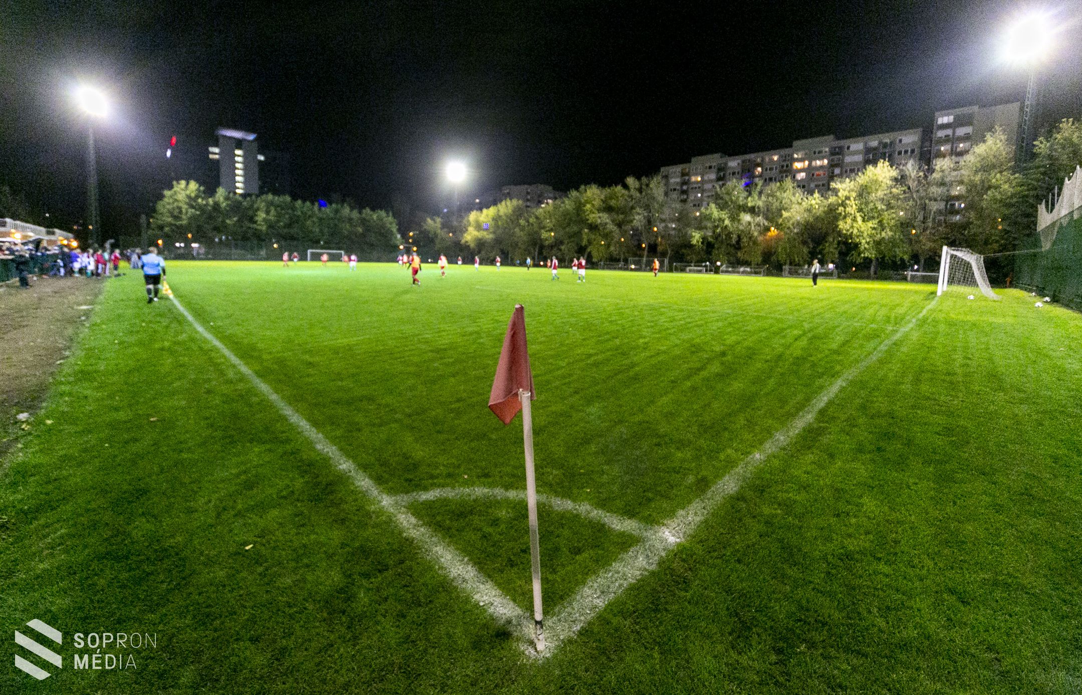 Barátságos csata a pályán – a Parlament csapata Sopron közéleti válogatottjával játszott futballmérkőzést