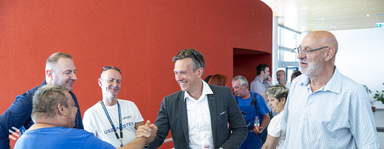 Elismerést kaptak a Lőver Uszoda munkatársai a vizes vb-n végzett munkájukért