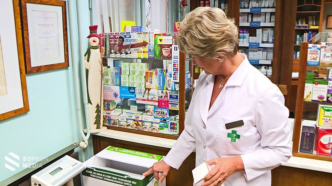 Dr. Kárpátiné Dr. Gangl Teréz gyógyszertárvezető a gyűjtődobozt mutatja