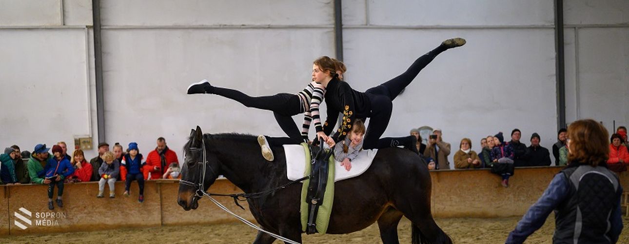 Látványos és különleges kapcsolatot igénylő sport a lovastorna