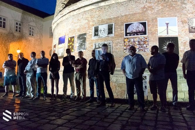 A kiállító művészek a megnyitó ünnepségen