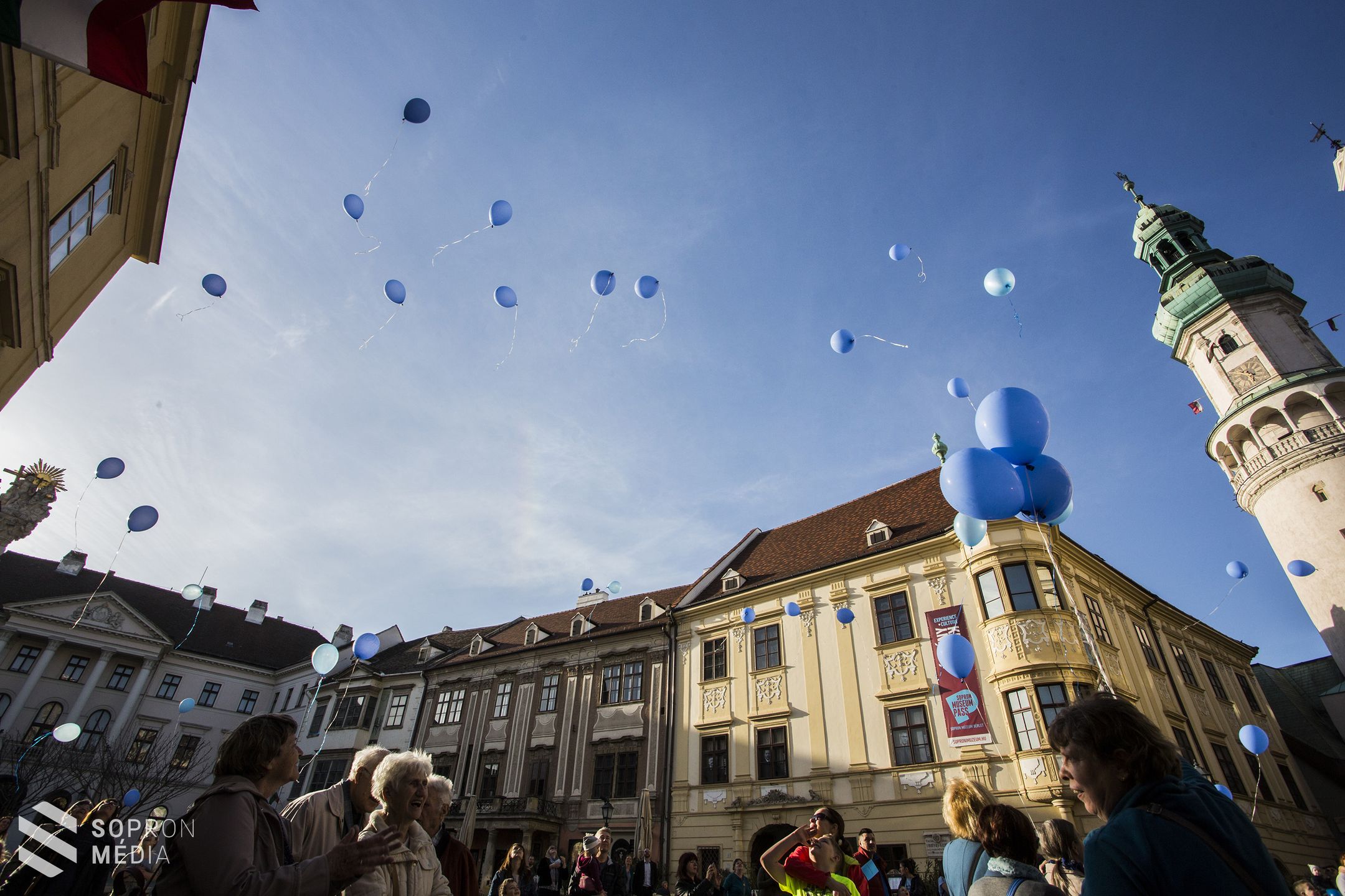 Autizmus világnapja - Kékbe öltözött a Tűztorony