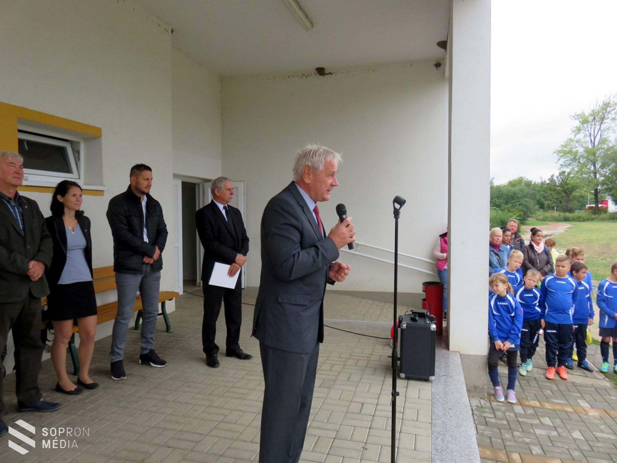 Műfüves futballpályát avattak Kópházán
