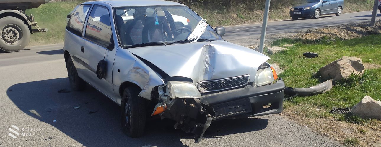Oszlopnak ütközött egy autó Sopronban