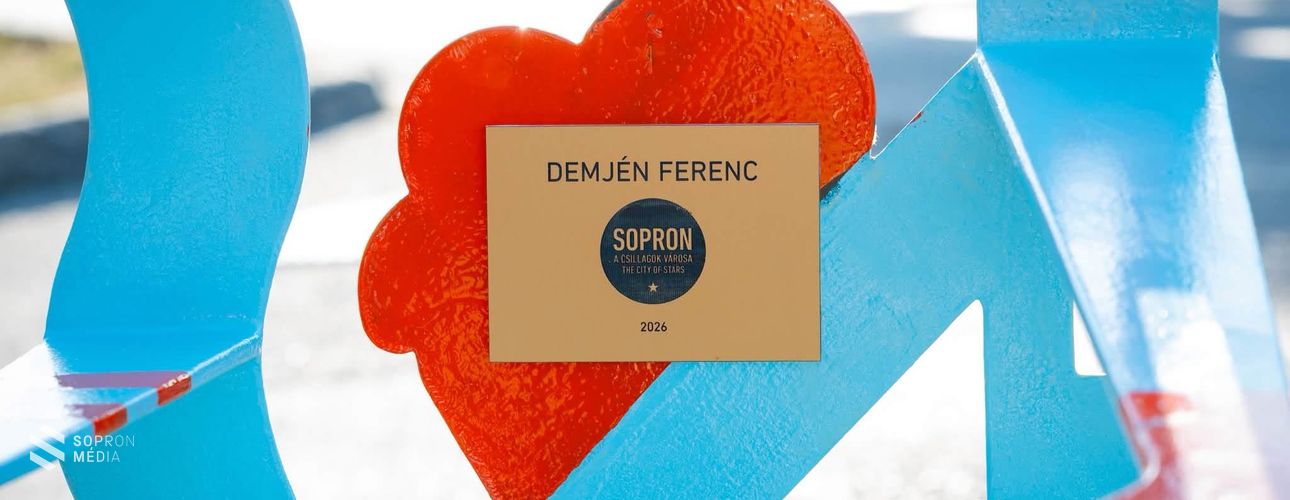 Szoborszéket kapott fellepése előtt Demjén Ferenc Sopronban