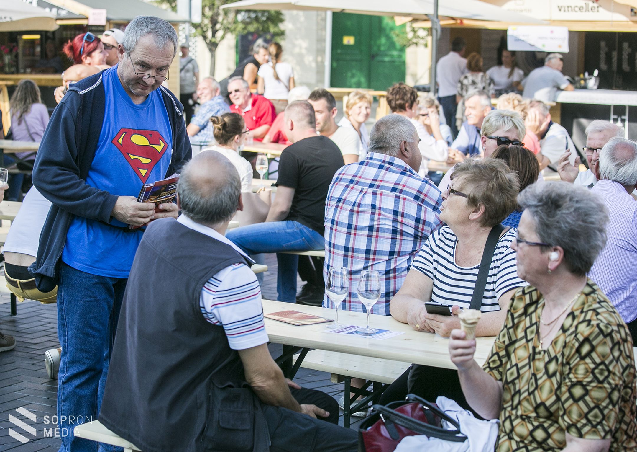 Jelmezes színészek a vásári forgatagban. A Soproni Szüreten is részt vett a műsorfüzet-kommandó