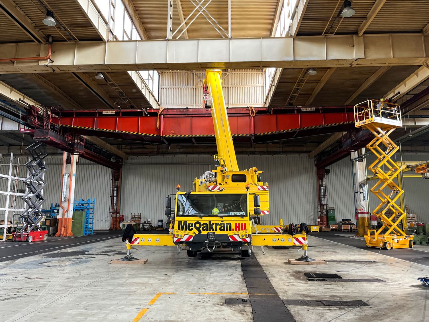 Dismantling a service crane