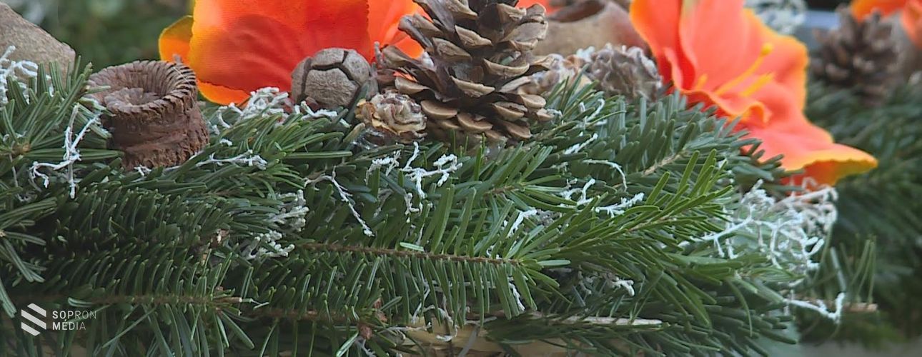 Bőséges a koszorúkínálat a soproni virágüzletekben