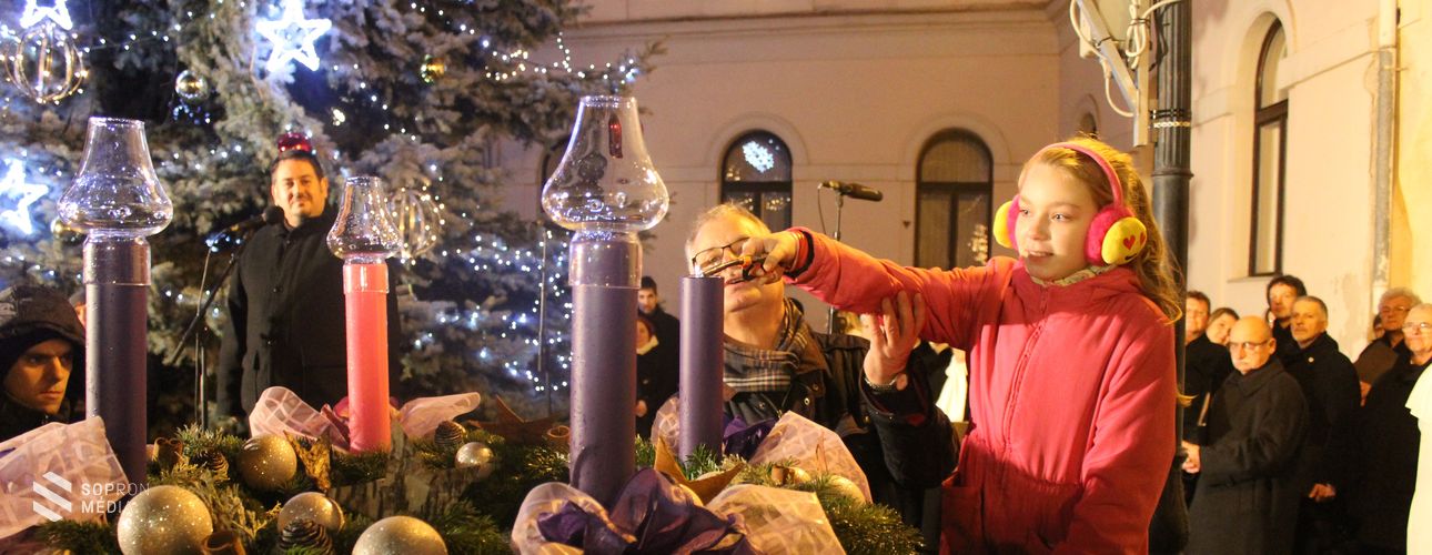 Meggyújtották az első adventi gyertyát a Fő téren 